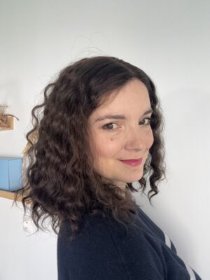 Volumateur capillaire en cheveux naturels chatain clair cendrés pour alopécie, chute de cheveux. Solution cheveux clairsemés.