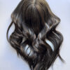 Volumateur capillaire chatain clair cendré en cheveux naturels. Pour alopécie androgénétique, cheveux fins ou clairsemés.