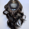 Volumateur capillaire chatain clair cendré en cheveux naturels. Pour alopécie androgénétique, cheveux fins ou clairsemés.