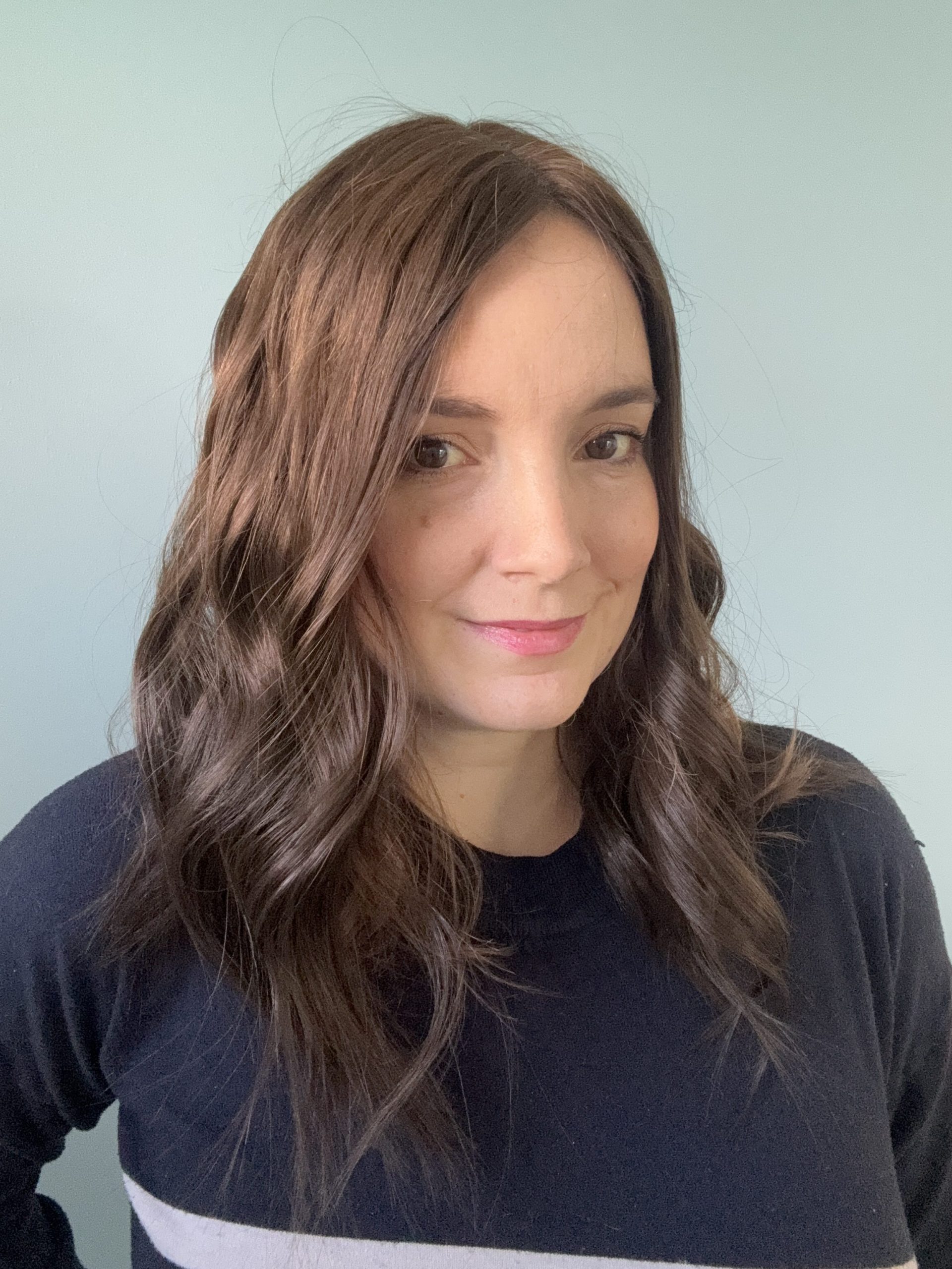 Topper de cabello castaño claro ceniza en cabello natural. Para alopecia androgénica, cabello fino o escaso.