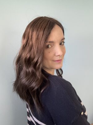 Volumateur capillaire chatain clair cendré en cheveux naturels. Pour alopécie androgénétique, cheveux fins ou clairsemés.