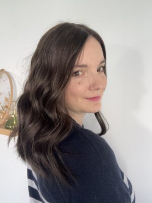 Volumateur capillaire chatain clair cendré en cheveux naturels. Pour alopécie androgénétique, cheveux fins ou clairsemés.