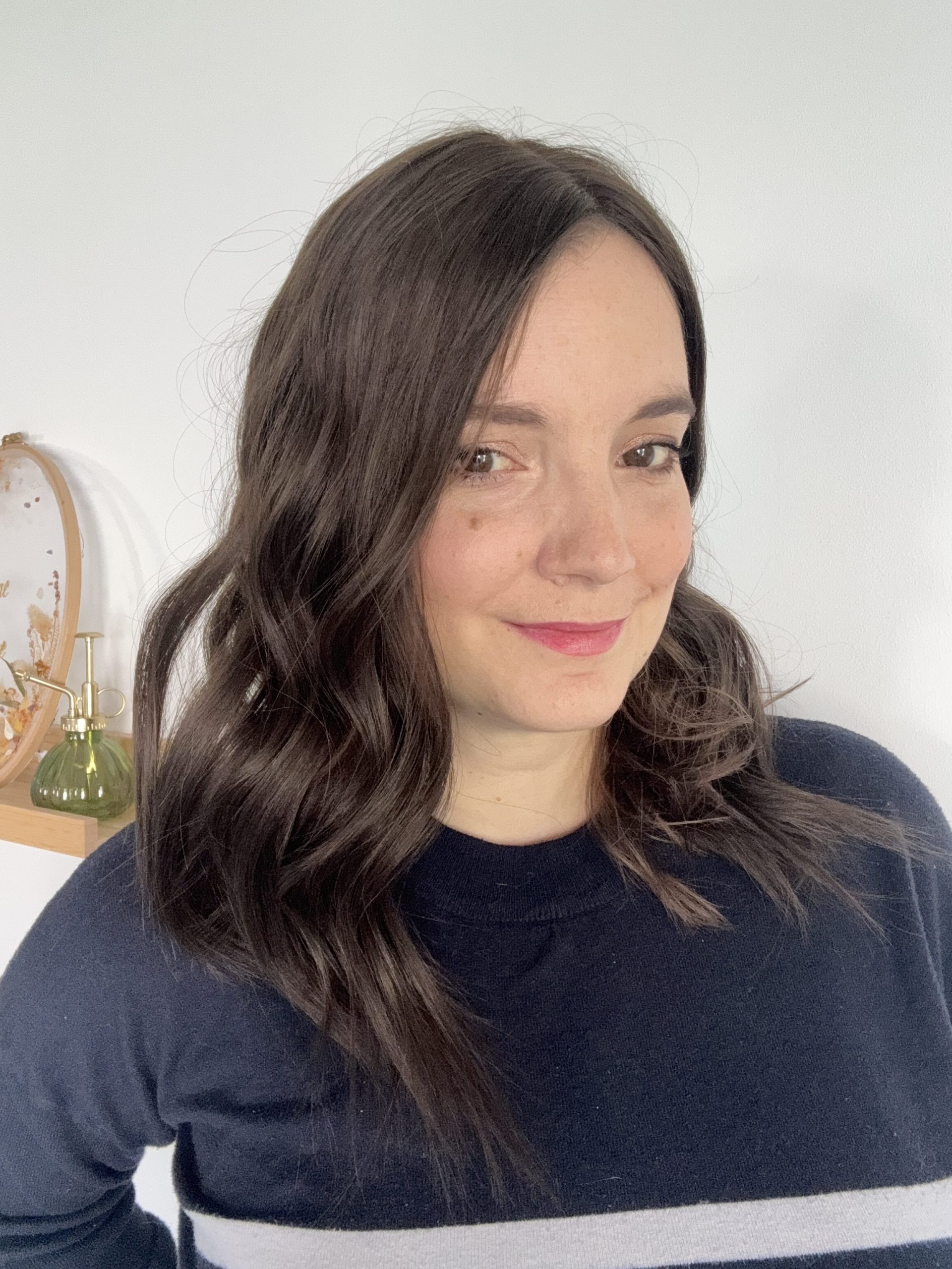 Topper de cabello castaño claro ceniza en cabello natural. Para alopecia androgénica, cabello fino o escaso.