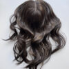 Volumateur capillaire ondulé pour alopécie androgénétique, manque de densité ou cheveux fins. Volumateur en cheveux naturels brésiliens châtain foncés illuminé de légères mèches blondes.