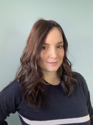 Volumateur capillaire ondulé pour alopécie androgénétique, manque de densité ou cheveux fins. Volumateur en cheveux naturels brésiliens châtain foncés illuminé de légères mèches blondes.