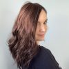 Volumateur capillaire ondulé pour alopécie androgénétique, manque de densité ou cheveux fins. Volumateur en cheveux naturels brésiliens châtain foncés illuminé de légères mèches blondes.