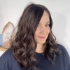 Volumateur capillaire ondulé pour alopécie androgénétique, manque de densité ou cheveux fins. Volumateur en cheveux naturels brésiliens châtain foncés illuminé de légères mèches blondes.