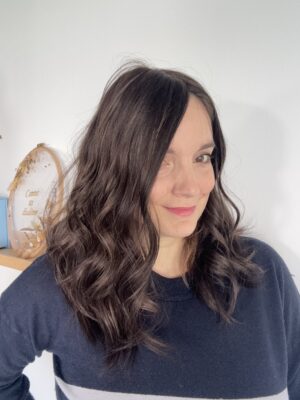 Volumateur capillaire ondulé pour alopécie androgénétique, manque de densité ou cheveux fins. Volumateur en cheveux naturels brésiliens châtain foncés illuminé de légères mèches blondes.