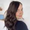 Volumateur capillaire ondulé pour alopécie androgénétique, manque de densité ou cheveux fins. Volumateur en cheveux naturels brésiliens châtain foncés illuminé de légères mèches blondes.