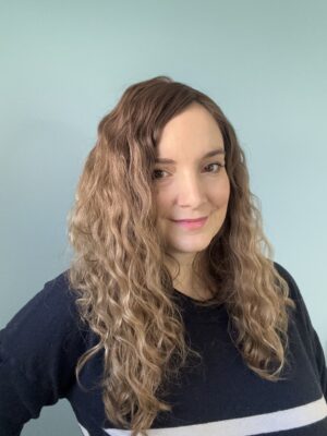 Volumateur capillaire en cheveux naturels brésiliens bouclés pour alopécie androgénétique, cheveux fins et clairsemés.