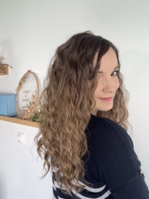 Volumateur capillaire en cheveux naturels brésiliens bouclés pour alopécie androgénétique, cheveux fins et clairsemés.