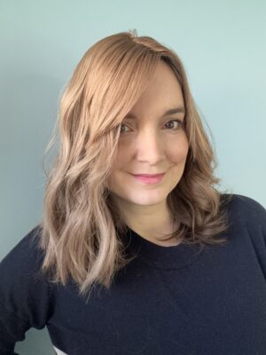 Volumateur capillaire en cheveux naturels blonds clair cendré pour chute de cheveux, cheveux fins et clairsemés et alopécie. Solution alopécie.