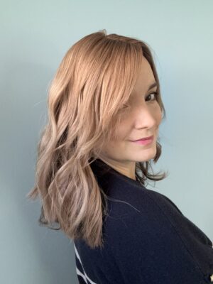 Volumateur capillaire en cheveux naturels blonds clair cendré pour chute de cheveux, cheveux fins et clairsemés et alopécie. Solution alopécie.