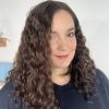 Volumateur capillaire chatain clair cendré bouclé en cheveux naturels. Pour alopécie androgénétique, cheveux fins ou clairsemés.