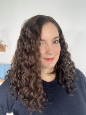 Volumateur capillaire chatain clair cendré bouclé en cheveux naturels. Pour alopécie androgénétique, cheveux fins ou clairsemés.