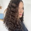 Volumateur capillaire chatain clair cendré bouclé en cheveux naturels. Pour alopécie androgénétique, cheveux fins ou clairsemés.