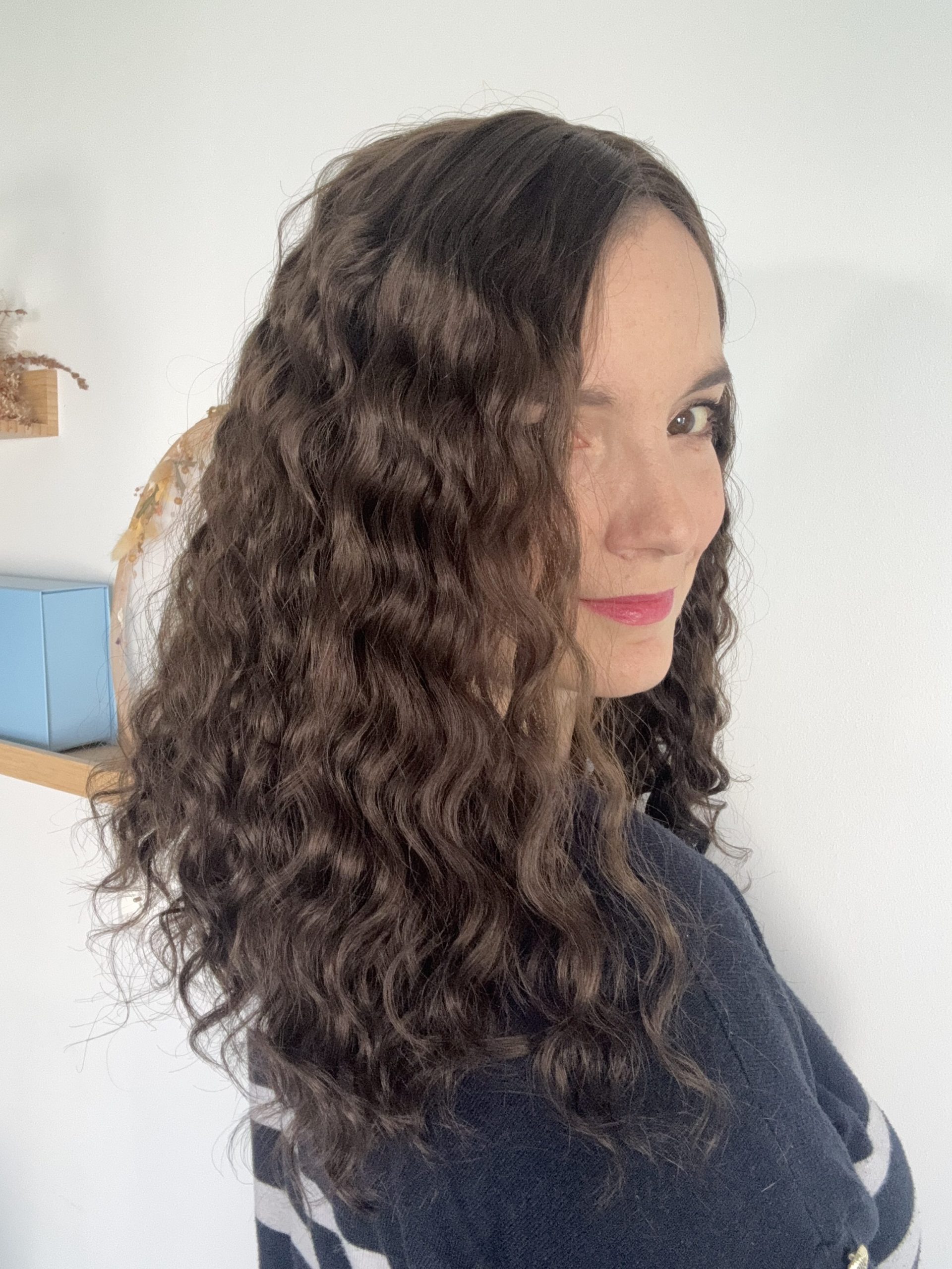 Toupet castano chiaro cenere riccio in capelli naturali. Per alopecia androgenetica, capelli fini o diradati.