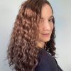 Volumateur capillaire chatain clair cendré bouclé en cheveux naturels. Pour alopécie androgénétique, cheveux fins ou clairsemés.