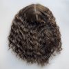 Volumateur capillaire chatain clair cendré bouclé en cheveux naturels. Pour alopécie androgénétique, cheveux fins ou clairsemés.