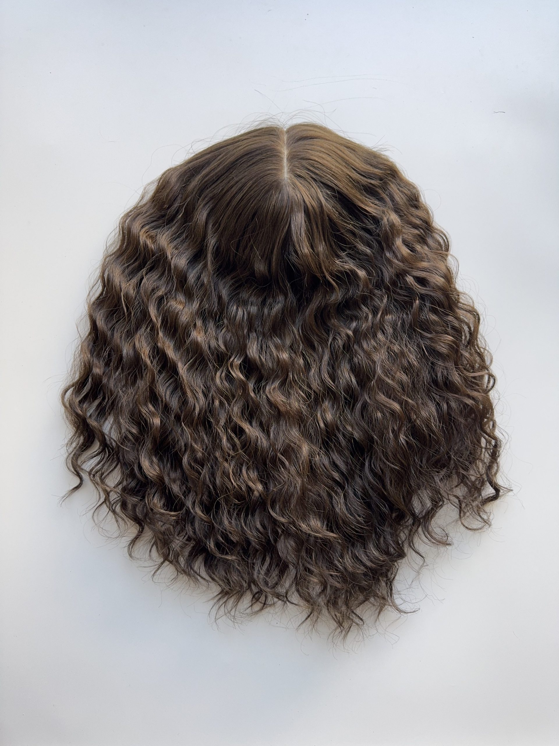 Toupet castano chiaro cenere riccio in capelli naturali. Per alopecia androgenetica, capelli fini o diradati.