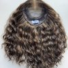 Volumateur capillaire chatain clair cendré bouclé en cheveux naturels. Pour alopécie androgénétique, cheveux fins ou clairsemés.