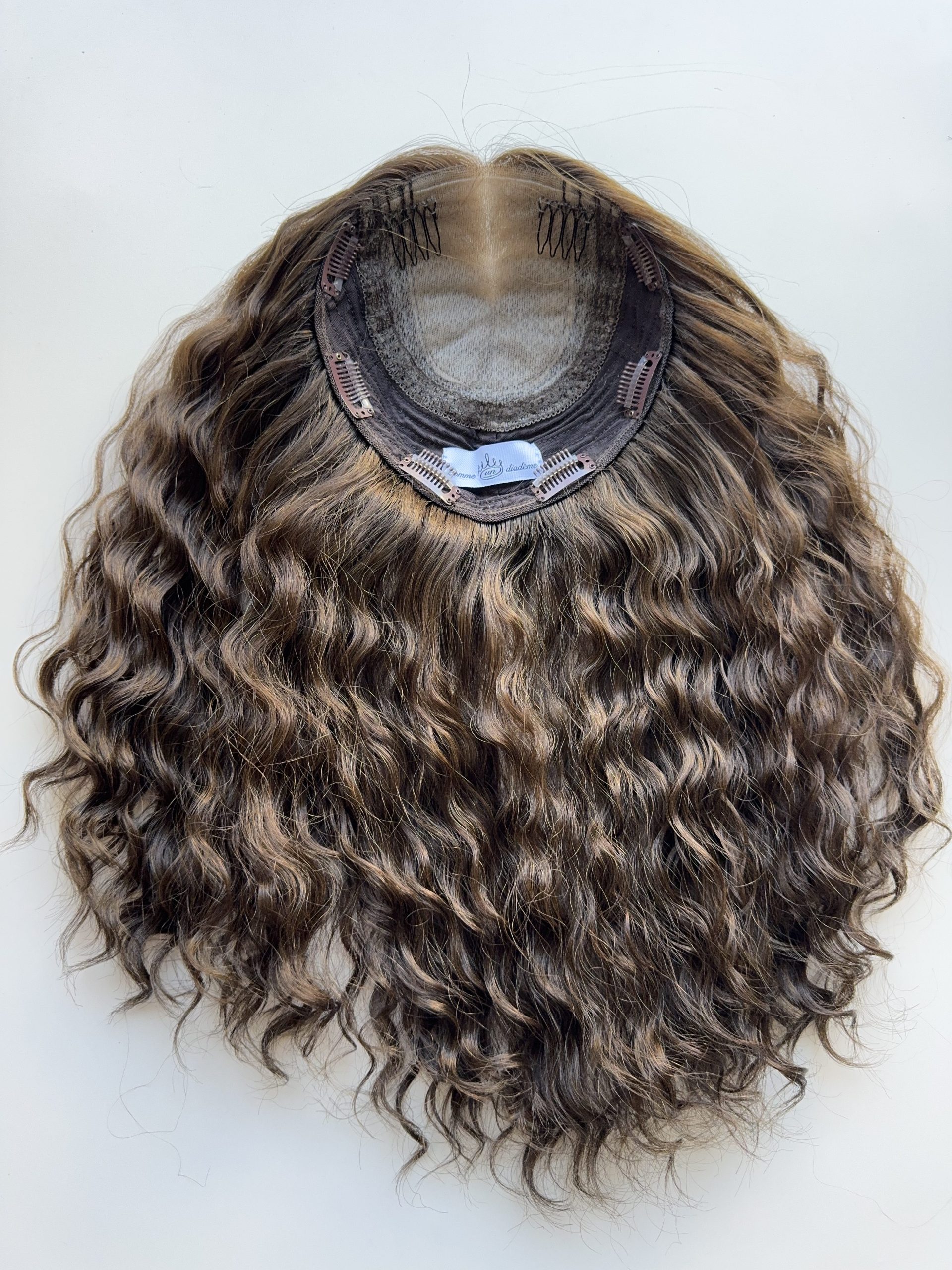 Toupet castano chiaro cenere riccio in capelli naturali. Per alopecia androgenetica, capelli fini o diradati.