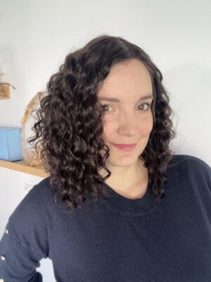 Volumateur capillaire en cheveux naturels chatain foncés pour alopécie, chute de cheveux. Solution cheveux clairsemés.