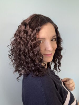 Volumateur capillaire en cheveux naturels chatain foncés pour alopécie, chute de cheveux. Solution cheveux clairsemés.