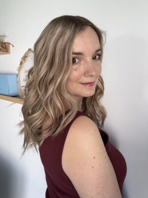 Volumateur capillaire blond clair méchés en cheveux naturels. Solution pour alopécie, chute de cheveux, perte de cheveux, cheveux fins ou clairsemés.