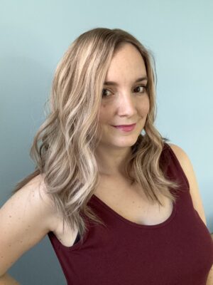 Volumateur capillaire blond clair méchés en cheveux naturels. Solution pour alopécie, chute de cheveux, perte de cheveux, cheveux fins ou clairsemés.