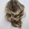 Volumateur capillaire blond clair méchés en cheveux naturels. Solution pour alopécie, chute de cheveux, perte de cheveux, cheveux fins ou clairsemés.