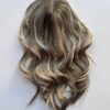 Volumateur capillaire blond clair méchés en cheveux naturels. Solution pour alopécie, chute de cheveux, perte de cheveux, cheveux fins ou clairsemés.