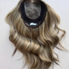 Volumateur capillaire blond clair méchés en cheveux naturels. Solution pour alopécie, chute de cheveux, perte de cheveux, cheveux fins ou clairsemés.