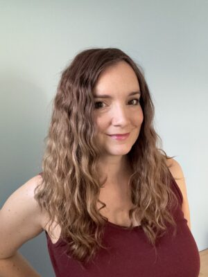 Volumateur capillaire en cheveux naturels brésiliens bouclés pour alopécie androgénétique, cheveux fins et clairsemés.