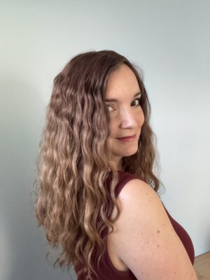 Volumateur capillaire en cheveux naturels brésiliens bouclés pour alopécie androgénétique, cheveux fins et clairsemés.