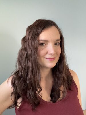 Volumateur capillaire chatain foncé chocolat avec de légères mèches, en cheveux naturels brésiliens. Solution chute de cheveux, perte de cheveux, cheveux fins ou clairsemés.