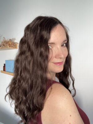 Volumateur capillaire chatain foncé chocolat avec de légères mèches, en cheveux naturels brésiliens. Solution chute de cheveux, perte de cheveux, cheveux fins ou clairsemés.