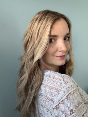 Volumateur capillaire blond clair méchés en cheveux naturels. Solution pour alopécie, chute de cheveux, perte de cheveux, cheveux fins ou clairsemés.