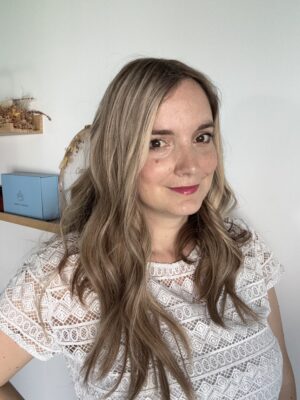 Volumateur capillaire blond clair méchés en cheveux naturels. Solution pour alopécie, chute de cheveux, perte de cheveux, cheveux fins ou clairsemés.