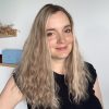 Le volumateur capillaire Diane est en cheveux naturels légèrement ondulé. C'est un blond doré illuminé de légères mèches blondes claires.