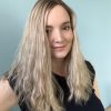 Le volumateur capillaire Diane est en cheveux naturels légèrement ondulé. C'est un blond doré illuminé de légères mèches blondes claires.