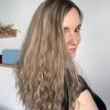 Le volumateur capillaire Diane est en cheveux naturels légèrement ondulé. C'est un blond doré illuminé de légères mèches blondes claires.