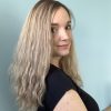 Le volumateur capillaire Diane est en cheveux naturels légèrement ondulé. C'est un blond doré illuminé de légères mèches blondes claires.