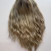 Le volumateur capillaire Diane est en cheveux naturels légèrement ondulé. C'est un blond doré illuminé de légères mèches blondes claires.