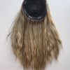 Le volumateur capillaire Diane est en cheveux naturels légèrement ondulé. C'est un blond doré illuminé de légères mèches blondes claires.