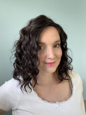 Volumateur capillaire chatain foncé bouclé en cheveux naturels. Idéale pour alopécie, cheveux fins et clairsemés ou manque de densité.