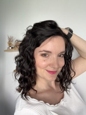 Volumateur capillaire chatain foncé bouclé en cheveux naturels. Idéale pour alopécie, cheveux fins et clairsemés ou manque de densité.
