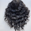 Volumateur capillaire chatain foncé bouclé en cheveux naturels. Idéale pour alopécie, cheveux fins et clairsemés ou manque de densité.
