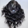 Volumateur capillaire chatain foncé bouclé en cheveux naturels. Idéale pour alopécie, cheveux fins et clairsemés ou manque de densité.