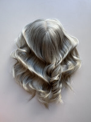 Volumateur capillaire en cheveux gris poivre et sel naturel pour alopécie androgénétique, chute de cheveux. Solution perte de cheveux, cheveux fins et clairsemés.